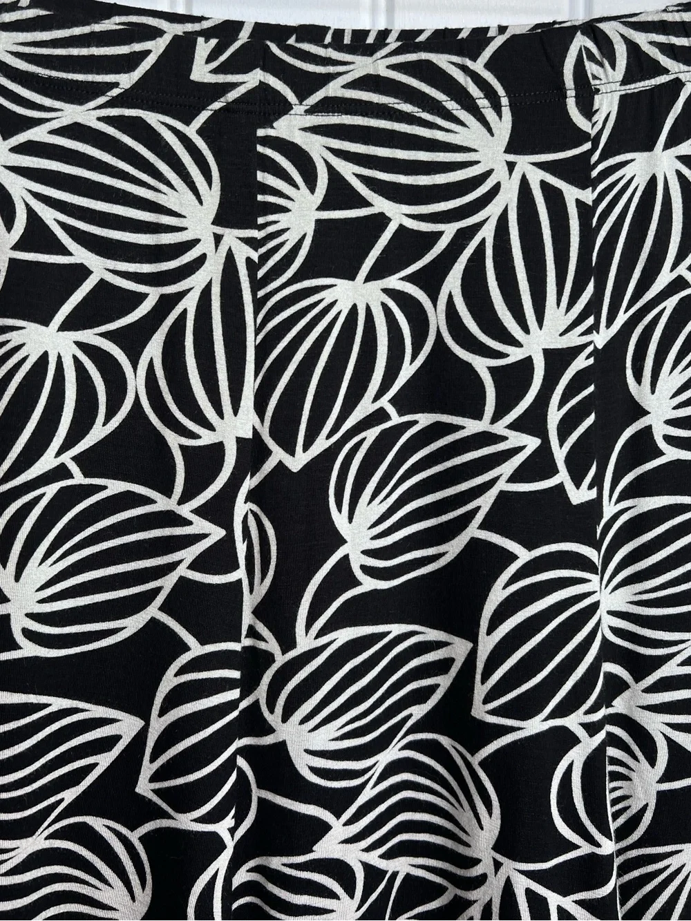 Karen Kane Black White Tres Jolie Full Floral Flared A-Line Skirt. Size 2X. NWT.